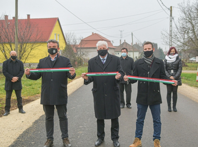 Átadásra került a Magyar Falu Program által támogatott két új út Bogyiszlón